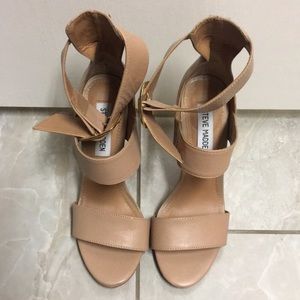 Steve Madden nude leather heels